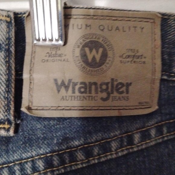 NEW-NWT- Wrangler- 36"x32" Relaxed Fit- WASHED RIPPED DENIM DARK BLUE STYLE - Picture 3 of 13
